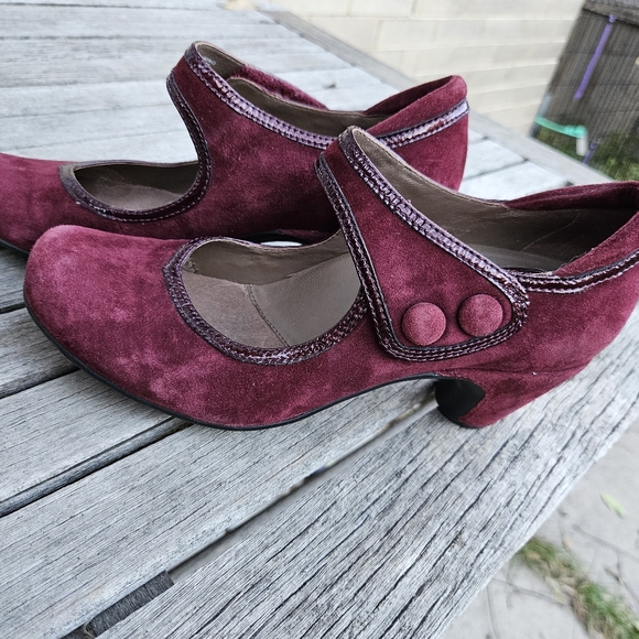 Used Earthies suede Mary Jane's sz 8.5 - Picture 2 of 6